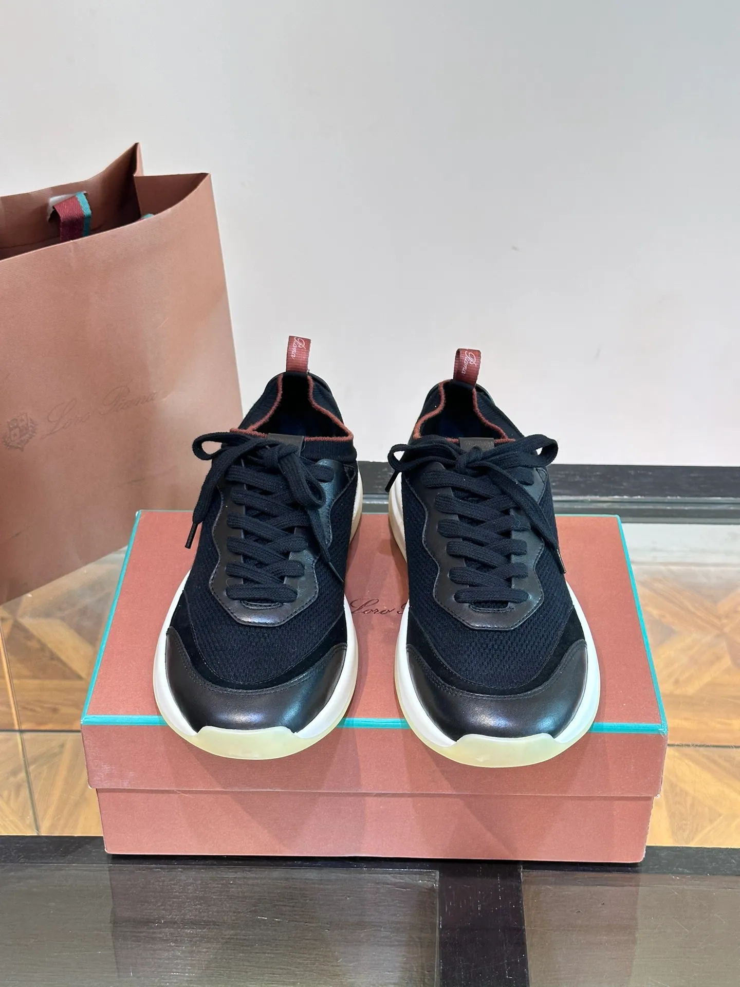 Factory price: 500💰Loro men's shoes💰iana/nuoyoupiana 410 L men's shoes💰 Walk Wish men's sneakers. This sneaker redefines the iconic 360 L men's shoes from a modern perspective💰, using a new shape and a wider silhouette design to create an extraordinary comfortable wearing experience. The ultra-light sole creates a charming modern aesthetic, with a classic slip-on construction and extra laces to wrap your foot for comfort. Smooth calfskin and wool pique knit uppers are paired with a combination suede calfskin lining and logo calfskin foot pads for ultimate comfort and breathability. The toe is inlaid with soft suede embellishments, the heel has contrasting line details, and is matched with an EVA foam and rubber outsole. The upper foot is light, soft and shock-absorbing, making it suitable for daily wear in all seasons. Comes with a full set of original packaging and complete information! Size: 39-44 (45, 46 can be customized)
